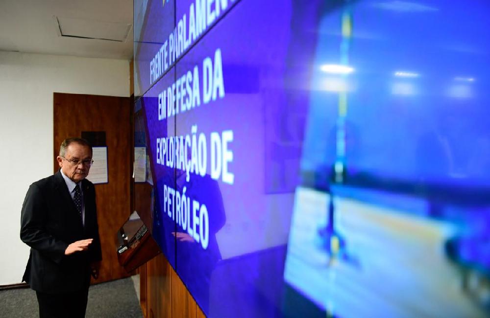 FRENTE PARLAMENTAR EM DEFESA DO PETRÓLEO APRESENTA PLANO DE TRABALHO